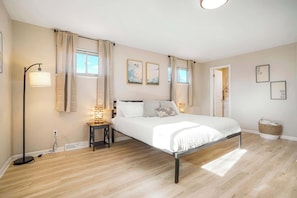5 habitaciones, escritorio y tabla de planchar con plancha