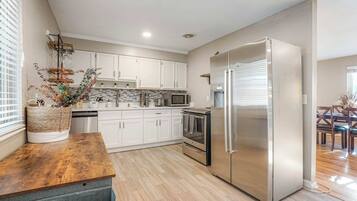 ثلاجة، ميكروويف، فرن، موقد طهي مسطح