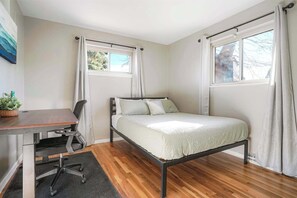 5 bedrooms, desk, iron/ironing board, travel crib - Spacious 5BR Retreat Near Olde Town Arvada (Arvada)