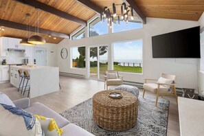 テレビ、暖炉、書斎 / ワークスペース