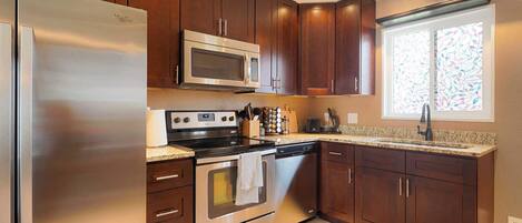 冷蔵庫、電子レンジ、オーブン、コンロ