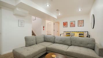 Televisión, chimenea y oficina