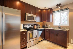 Fridge, microwave, oven, stovetop - Cozy Getaway Retreat 4BR At Northglenn (Northglenn)