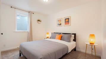 4 habitaciones, escritorio y tabla de planchar con plancha