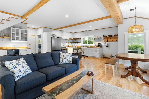 Smart TV, chimenea y libros 