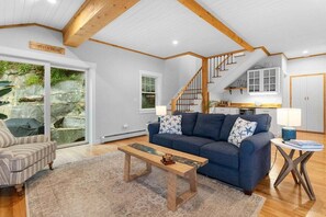 Smart TV, chimenea y libros 