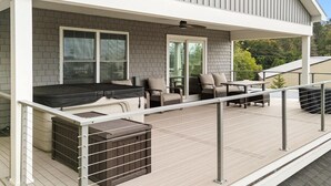 Un espace extérieur abrité, aménagé avec une table de billard, des chaises et un barbecue.
