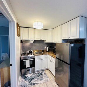 Kjøleskap, mikrobølgeovn, ovn og kokeplater