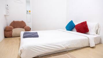 Queen Room | Soundproofing, free WiFi