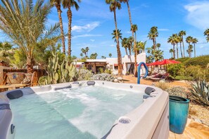 Outdoor spa tub - South Palm Desert, Gorgeous Yard, Pool, Built-in BBQ (Palm Desert)
