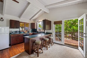 Frigorífico, microondas, horno y placa de cocina