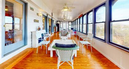 Lakefront home with lake views, kids game room, docks, deck, grill, kayaks, W/D