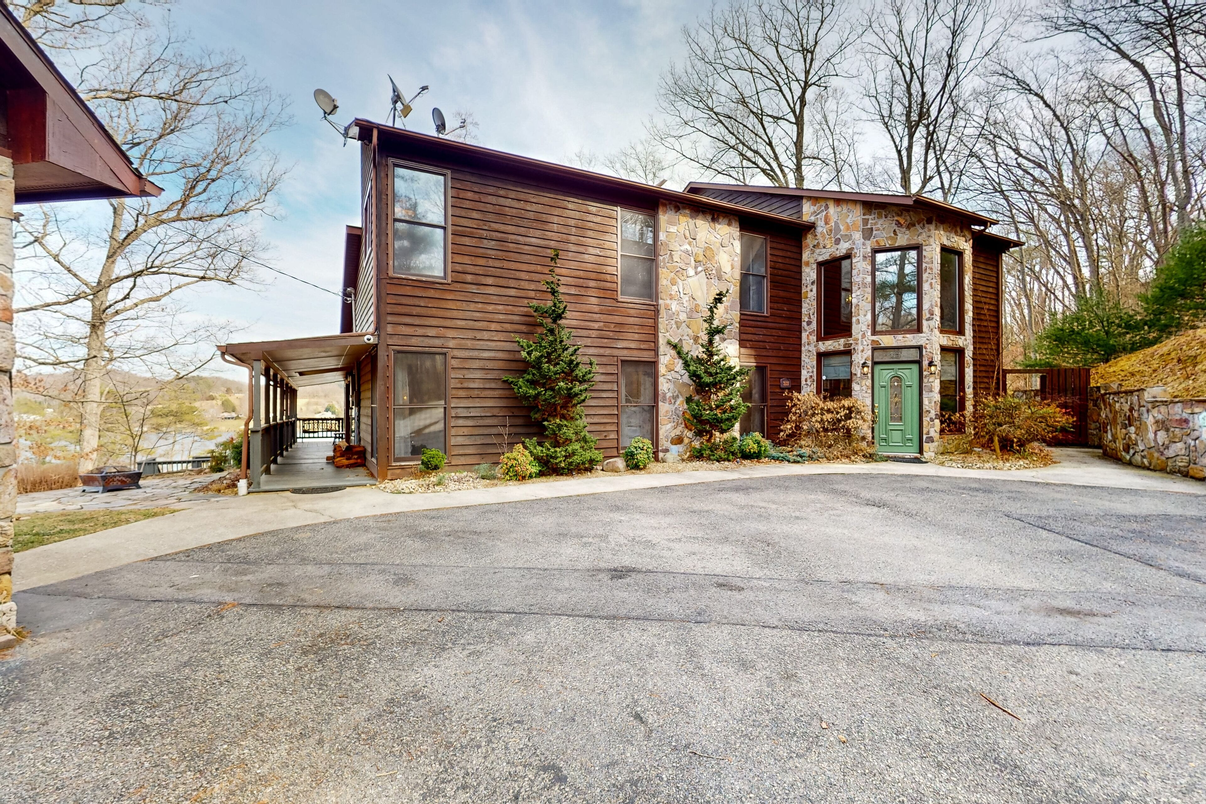Lakefront home with lake views, kids game room, docks, deck, grill, kayaks, W/D