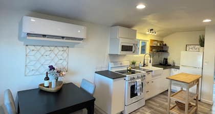 Enchanting Creekside Retreat: Your Downtown Oasis