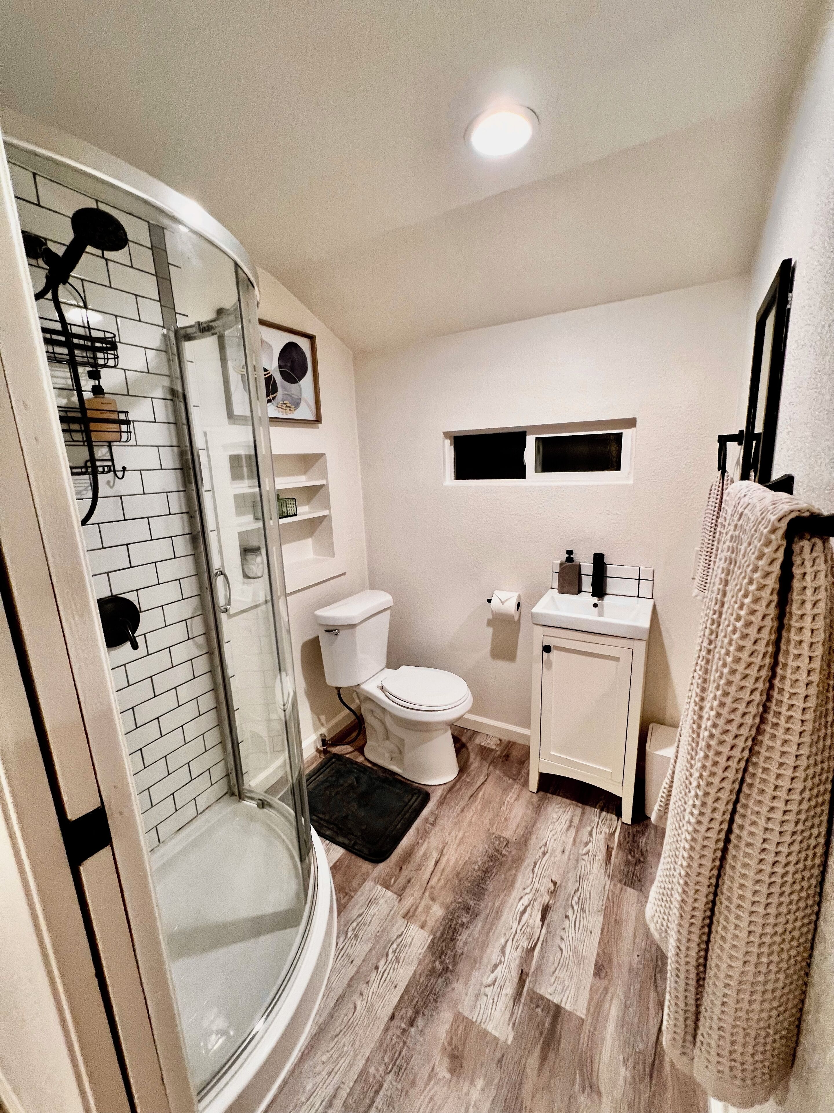 Ducha, toallas, jabón, shampoo