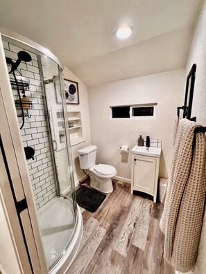 Shower, towels, soap, shampoo - Enchanting Creekside Retreat: Your Downtown Oasis (Hopland)