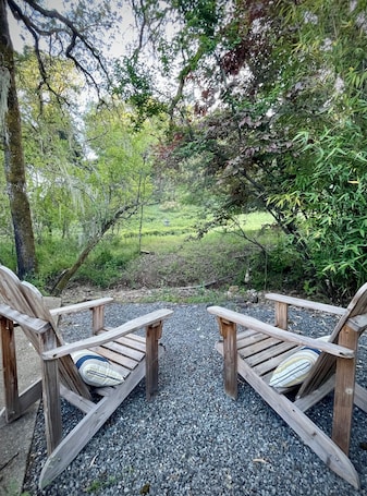 施設の敷地. Enchanting Creekside Retreat: Your Downtown Oasis