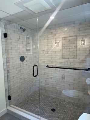 Douche, sĂšche-cheveux, serviettes fournies, savon