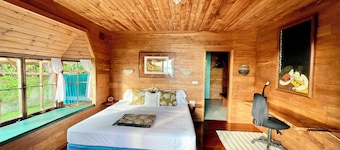 Nature lover's paradise ~ Luxurious home with private beach & great snorkeling!