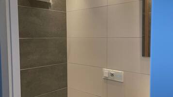 Douche, sĂšche-cheveux, serviettes fournies, savon