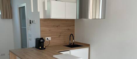 Mikrobølgeovn, ovn, kokeplater og oppvaskmaskin