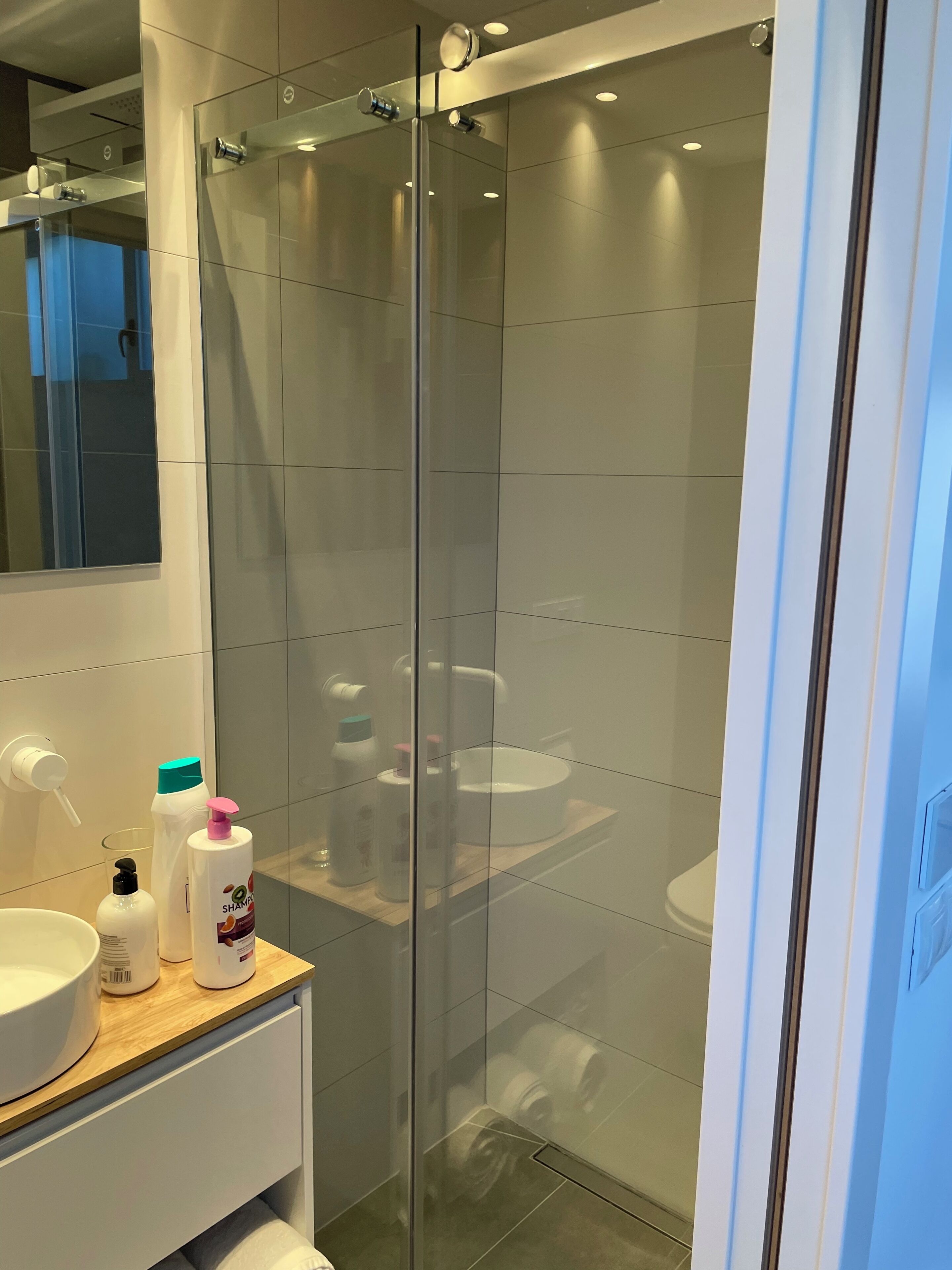 Douche, sèche-cheveux, serviettes fournies, savon