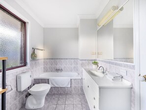 Haartrockner, Handtücher, Seife, Shampoo