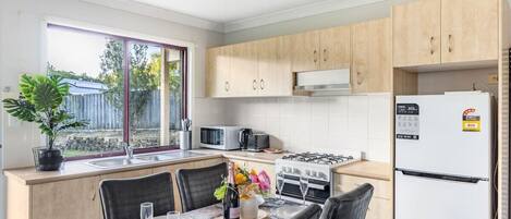 Jääkaappi, mikroaaltouuni, uuni, liesi