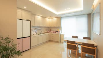 Full-size fridge, microwave, electric kettle, toaster