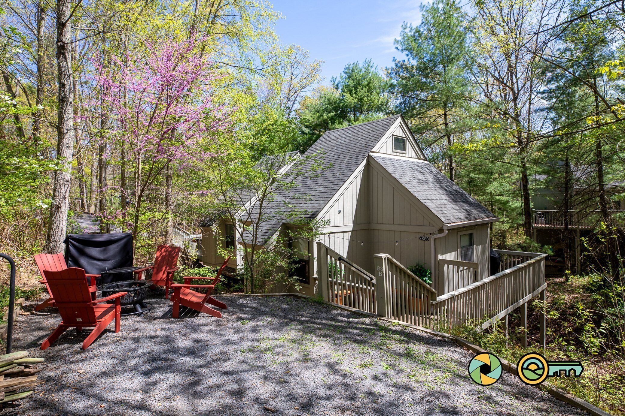 Moonstone Cottage - Perched in the trees!