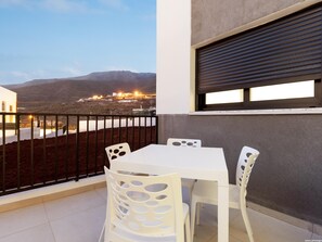 Outdoor dining - Edificio Korner, Bright And Modern Apartment With Mountain View (Adeje)