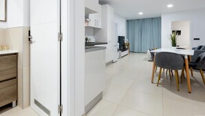 Un appartement moderne comprenant une cuisine, un coin repas et un salon.