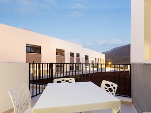 Outdoor dining - Edificio Korner, Bright And Modern Apartment With Mountain View (Adeje)