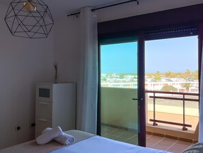 2 habitaciones, tabla de planchar con plancha, internet y ropa de cama 