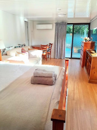1 bedroom, WiFi, bed sheets. Convenient spot Gosford /near M1HW,CBD,Hospital,Stadium,water view,fishing,pet