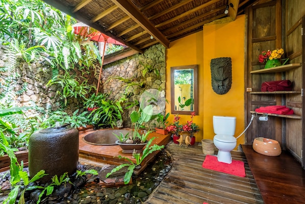 Family Villa | Bathroom | Rainfall showerhead, free toiletries, bathrobes, bidet - Anam Cara Villa Ubud (Ubud)