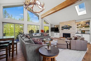 Fernseher, Kamin, Tischtennisplatte