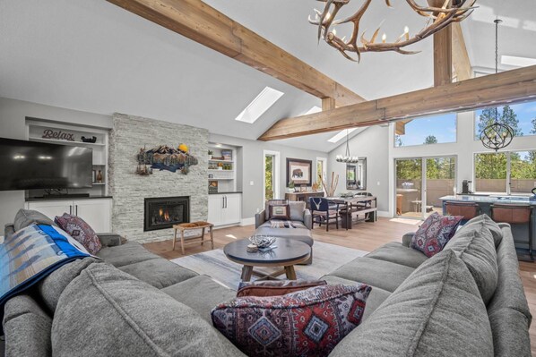 Télévision, cheminée, table de tennis de table