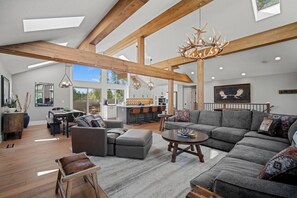 Fernseher, Kamin, Tischtennisplatte