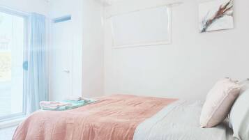 2 slaapkamers, een bureau, reisbedje, wifi