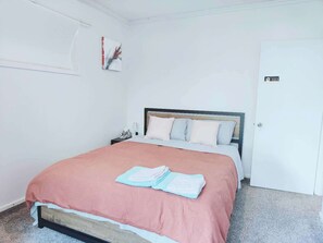 2 habitaciones, escritorio, cuna de viaje y wifi 
