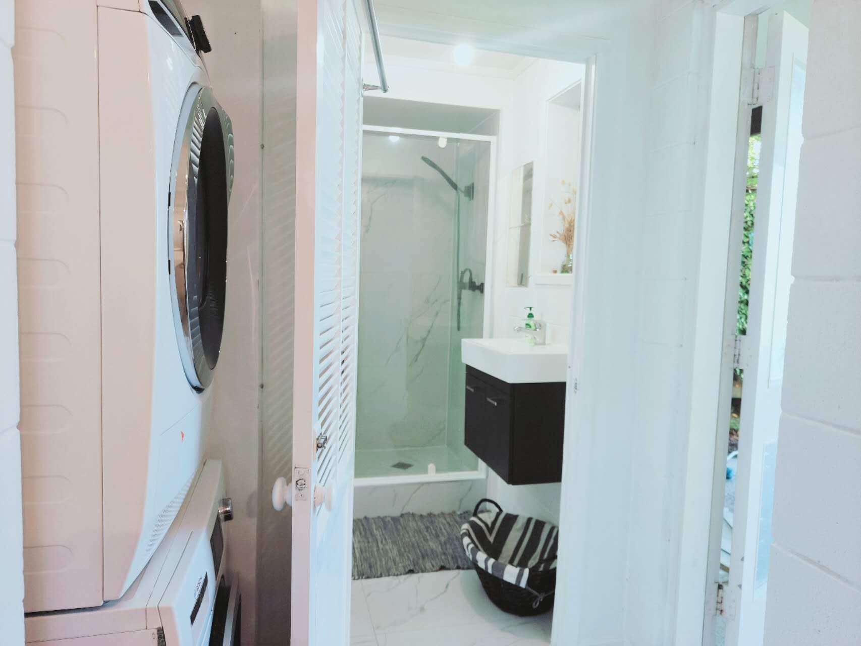 Dusj, hårføner, håndklær og såpe