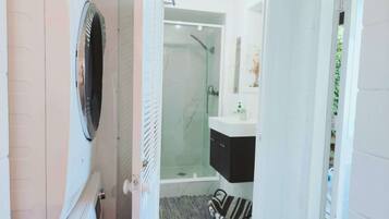 Een douche, een haardroger, handdoeken, zeep