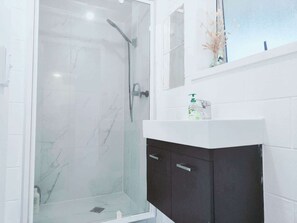 Dusche, Haartrockner, Handtücher, Seife