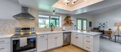 Een koelkast, een microgolfoven, een oven, een kookplaat