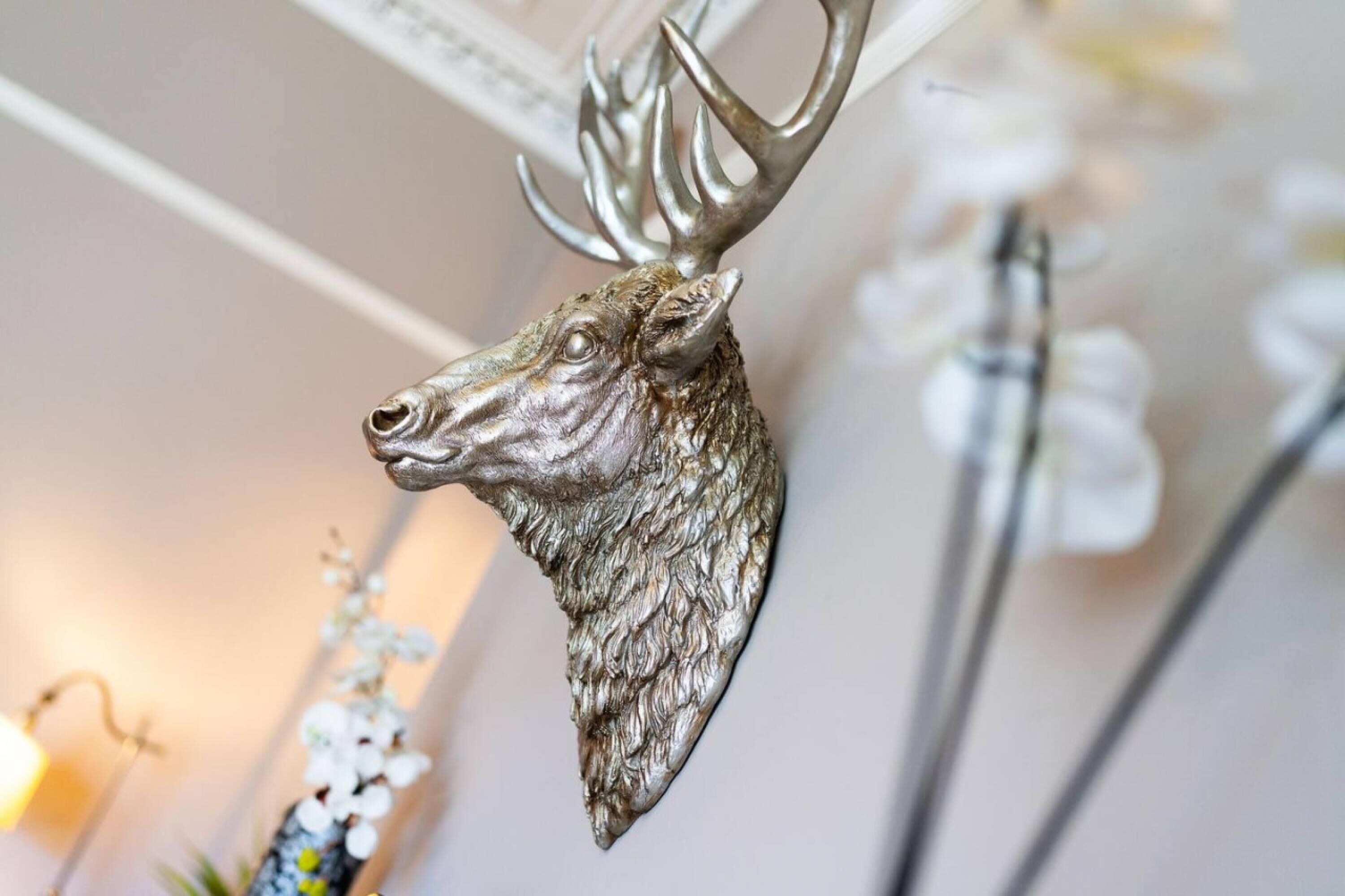 Una cabeza de venado de plata montada en una pared.