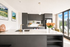 Wasserkocher mit Kaffee-/Teezubehör, Kühlschrank, Mikrowelle, Ofen