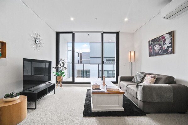 TV - Spacious1 BR@waterfront Olympic Park_free carpark (Wentworth Point)