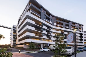 Exterior - Spacious1 BR@waterfront Olympic Park_free carpark (Wentworth Point)