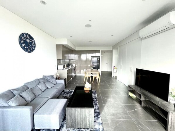 TV - High Floor Skyline view 2Br close2Olympic park (Wentworth Point)